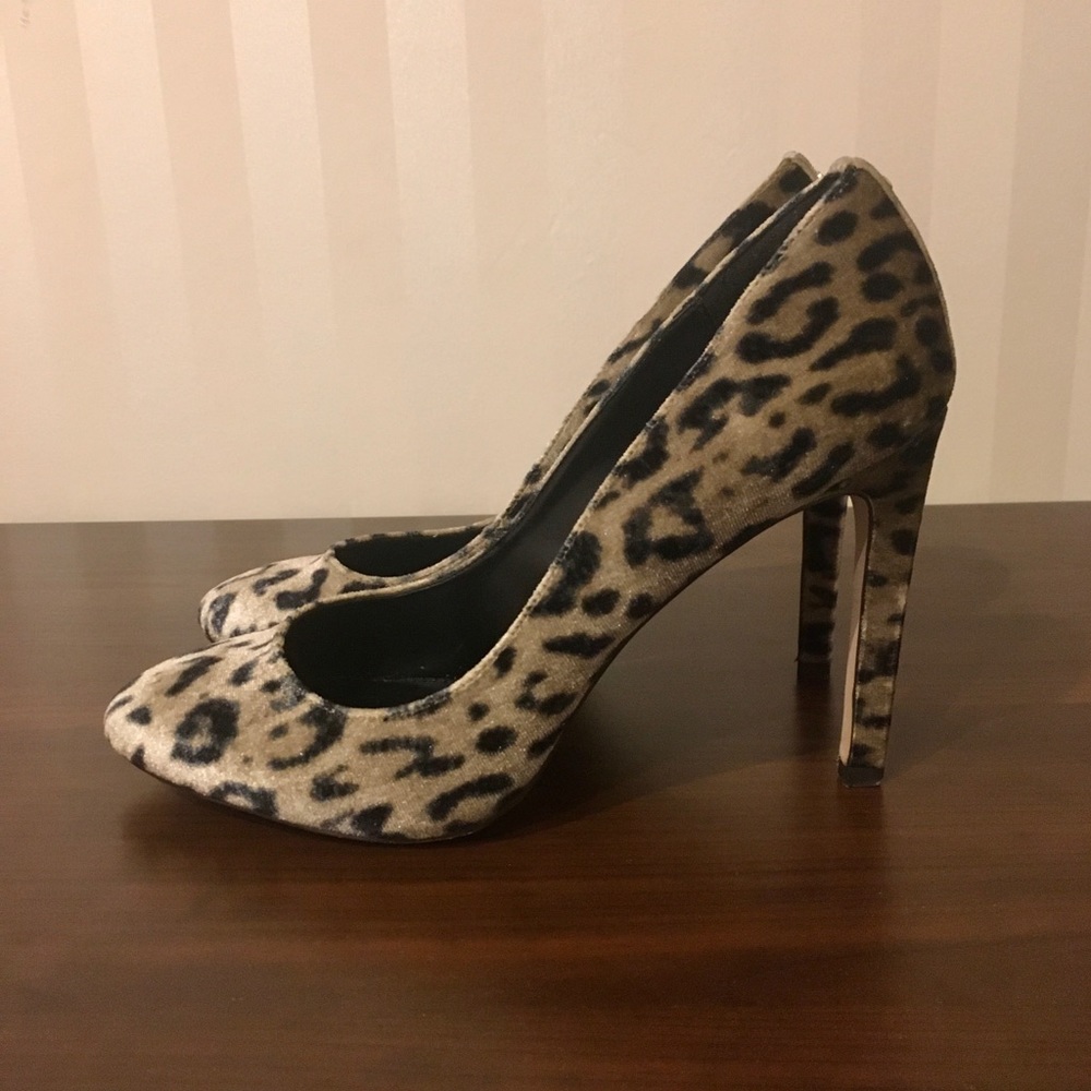 BCBGeneration Leopard Cheetah Velvet Pump Heel 9.5